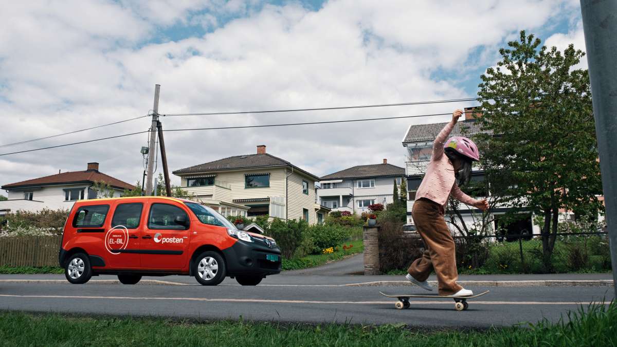 Child on a skateboard, Posten vehicle in the background