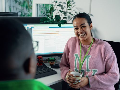 Befrakter i samtale med kollega