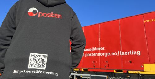 Person med hettegenser i forbindelse med kampanjen "Følg drømmen, ikke strømmen"