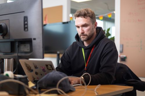 Jan-Erling sitter foran datamaskinen