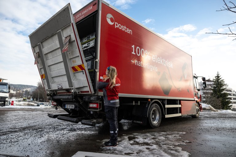 Jane åpner bakluken på lastebilen